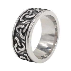 Bague Viking nœud celtique Trinity pour homme en acier inoxydable oxydé, vue à 45 degrés