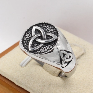 Retro Viking men's stainless steel signet ring with black Celtic triquetra knot design