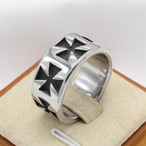 Bague gothique en acier inoxydable pour homme avec croix noire sous un angle de 45 degrés