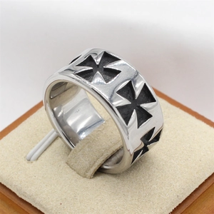 Bague large pour homme en acier inoxydable vintage avec croix de Malte noires gravées