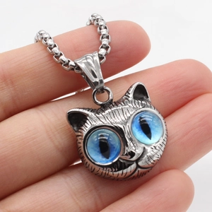 Retro cat pendant necklace in stainless steel with vivid blue eyes on a square pearl chain