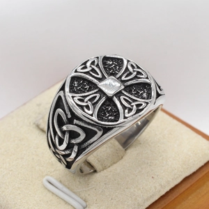 Anello vichingo da uomo in argento antico con motivi a croce e nodi celtici