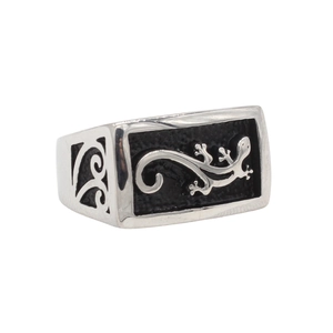Retro stainless steel lizard ring featuring a rectangular black textured face and side carvings