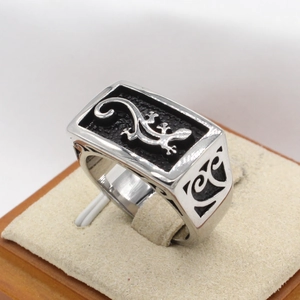 Vintage lizard titanium steel ring for men with black texture and side carvings