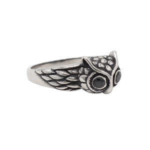 Vintage owl ring in stainless steel with carved feathers and black gemstone eyes