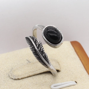 Bague vintage en acier inoxydable pour homme avec plume et pierre noire ovale