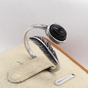 Bague plume vintage pour hommes en acier avec une pierre noire ovale au style rétro