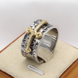 Dettaglio anello vintage argento con croce dorata e lettere incise a mano