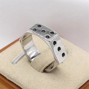 Bague pour homme en acier inoxydable argenté avec motif de dé sur plateau en velours