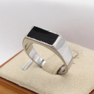 Chevalière minimaliste en acier argenté pour hommes avec insert en émail noir rectangulaire