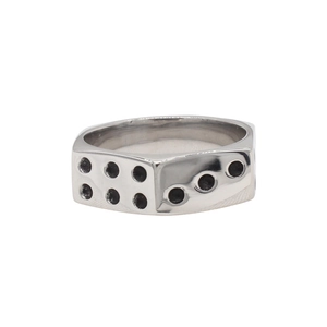 Détails de la bague dé en argent montrant des facettes hexagonales et des points noirs