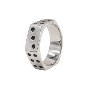 Vue macro détaillée de la bague dé hexagonale en acier inoxydable poli argent