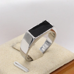 Bague minimaliste pour homme en acier titane argenté avec insert rectangulaire en émail noir