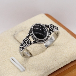 Retro stainless steel ring with oval black onyx gemstone and intricate filigree patterns
