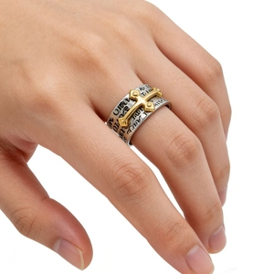 Anello a croce vintage in acciaio inossidabile con rilievo dorato e scritte incise su fascia