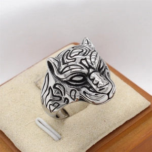 Retro stainless steel leopard head ring for men with intricate black etched details