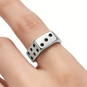 Bague dé pour homme en acier inoxydable argenté poli avec motifs de points noirs gravés