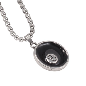 Collier rétro en acier inoxydable avec pendentif boule de billard n°8 sur fond blanc