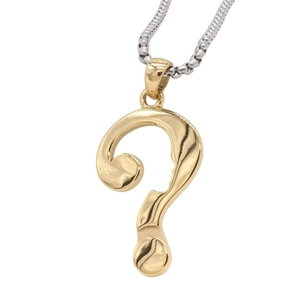 Collier avec pendentif point d'interrogation doré et chaîne argentée sur fond blanc