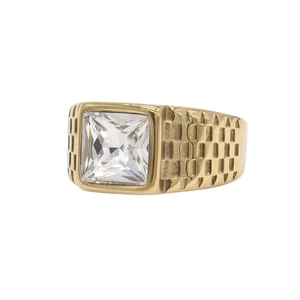 Vista detallada de anillo para hombre en oro con gema cuadrada y textura geométrica