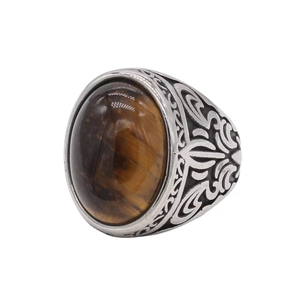 Details eines Vintage-Stahlrings mit großem Tigerauge-Stein und Stammes-Schnitzereien