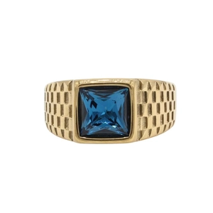 Detalle de anillo dorado para hombre con gema azul cuadrada y banda con textura grabada