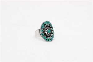 Dettaglio macro di anello boho argento con smalto turchese ovale e motivo a stella