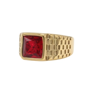 Anillo clásico de hombre en acero de titanio dorado con gema roja cuadrada y banda grabada