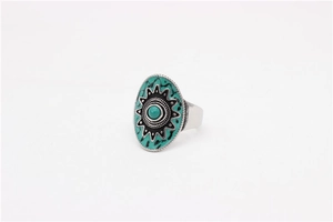 Dettaglio macro di anello ovale boho con intarsio turchese e motivo a stella vintage