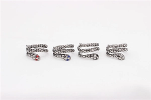 Anillos de serpiente retro con textura de escamas y ojos de diamantes de imitación