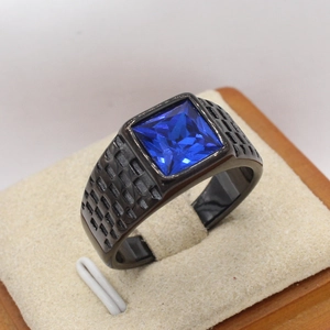 Anillo de hombre con gema cuadrada azul en acero de titanio negro y textura de rejilla