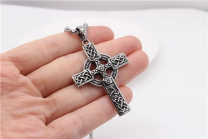 Vue détaillée du pendentif croix celtique viking au fini argent vieilli sur chaîne à billes