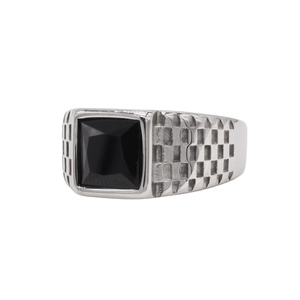Anillo de hombre en acero plateado con gema negra cuadrada y banda con diseño de cuadros