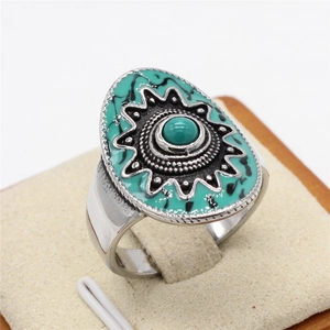 Anello retrò bohémien con smalto verde marmorizzato e rilievi in argento
