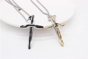 Vue détaillée des pendentifs croix bicolores en noir, or et argent en acier inoxydable