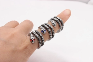 Set de anillos de serpiente retro con ojos de gemas de colores y escamas de plata