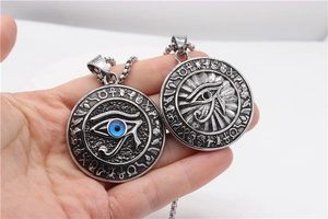 Detaillierte Nahaufnahme der Retro Horusauge-Anhänger aus Edelstahl mit blauem Stein