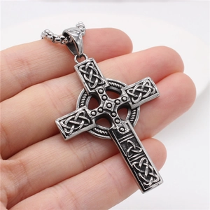Pendentif croix celtique viking rétro en acier argenté vieilli sur chaîne à billes