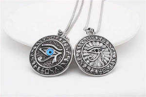 Detail von silbernen Horusauge-Anhängern mit antiken ägyptischen Hieroglyphengravuren
