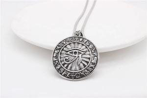 Nahaufnahme des silbernen Horusauge-Anhängers mit ägyptischen Hieroglyphen-Gravuren