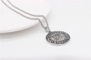 Nahaufnahme der Vintage-Edelstahlkette mit Auge des Horus und quadratischer Perlenkette