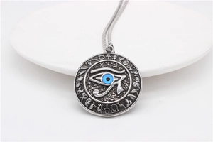 Detailansicht des ägyptischen Horusauge-Anhängers mit blauer Emaille und Hieroglyphen