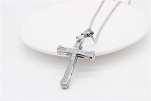 Vue détaillée du collier pendentif croix argenté orné de zircons brillants