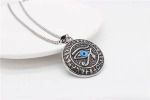 Makro-Detail des silbernen Horusauge-Anhängers mit blauer Einlage und Hieroglyphen