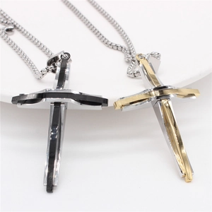 Pendentif croix pour homme en acier titane avec finitions noir-argent et or-argenté chic