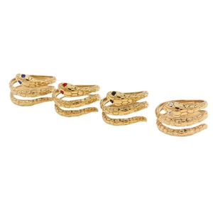 Set de cuatro anillos de serpiente dorados con ojos de pedrería de colores y diseño cruzado