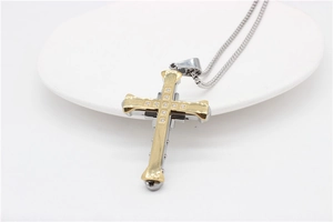 Détail du pendentif croix bicolore or et argent serti de cristaux étincelants