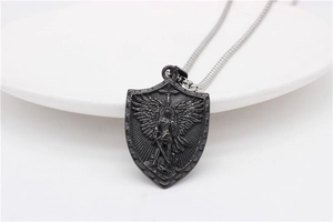 Gros plan du pendentif bouclier vintage en acier avec un ange et une croix religieuse