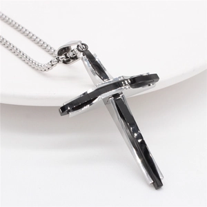 Pendentif croix triple couche pour hommes en acier titane argenté et noir