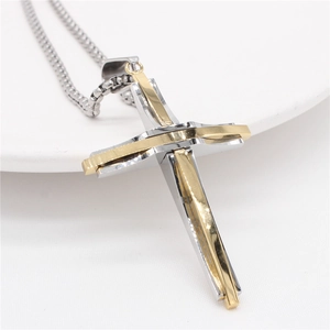 Collier avec pendentif croix bicolore or et argent en acier brossé et chaîne box